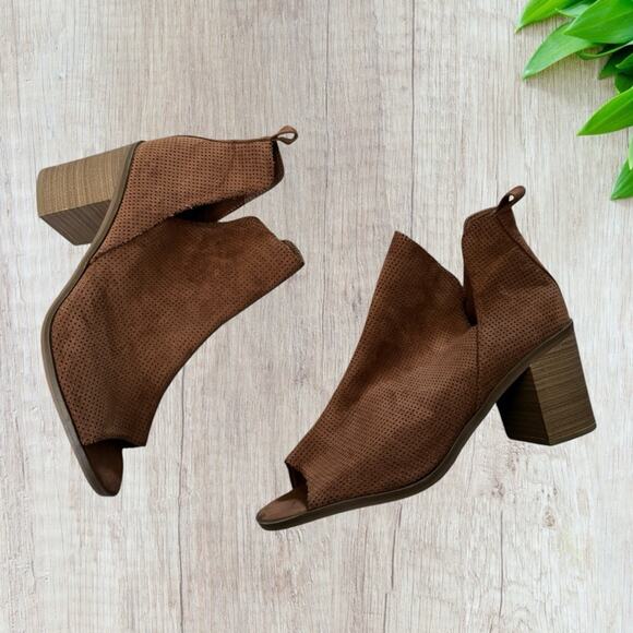 NEW Universal Thread peep toe suede booties - Picture 8 of 9